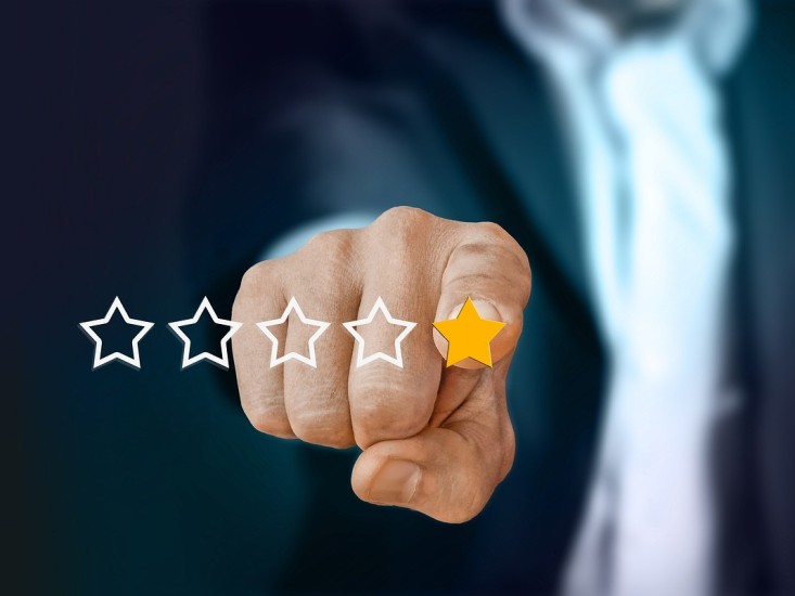 a person's finger highlighting one out of 6 star rating